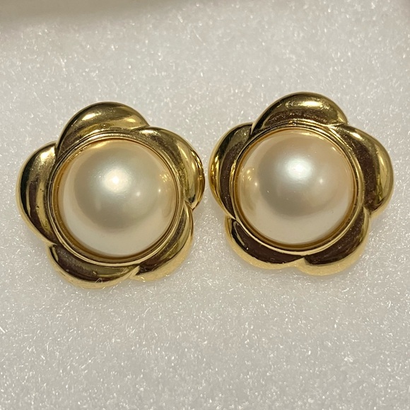 Trifari Jewelry - Trifari Vintage Pearl Gold Tone Flower Post Earrings